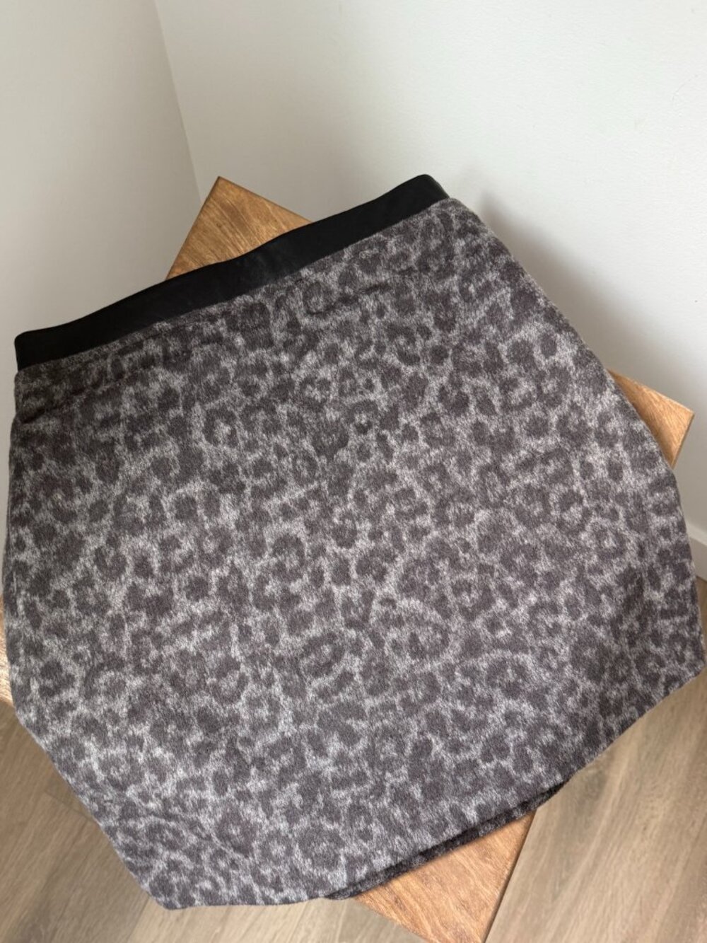 CLUB MONACO Centie Skirt Grey Leopard Animal Print Leather Waistband NWT